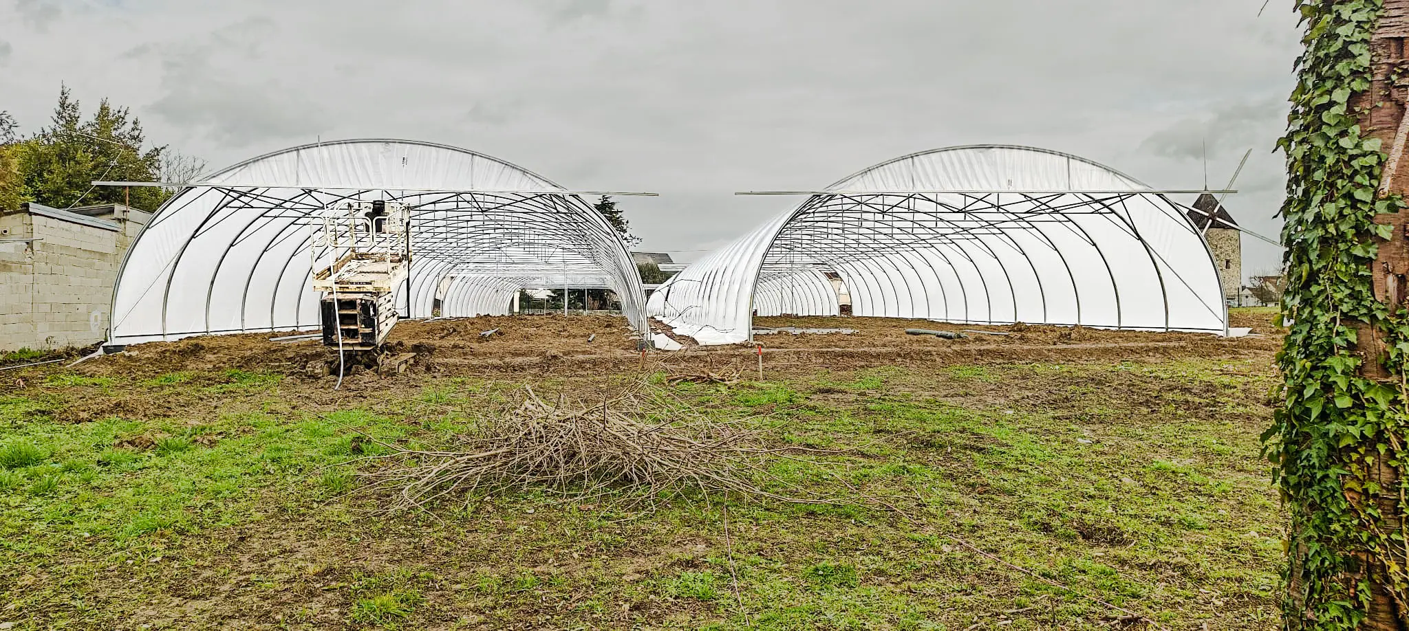 Les Bâches translucides recouvrent maintenant les arceaux métalliques sur 30 mètres